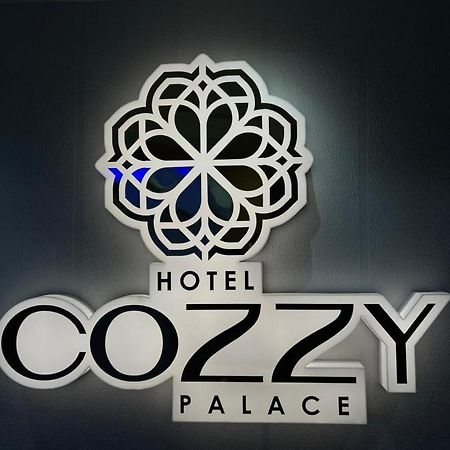 Hotel Cozzy Palace Сурат Экстерьер фото