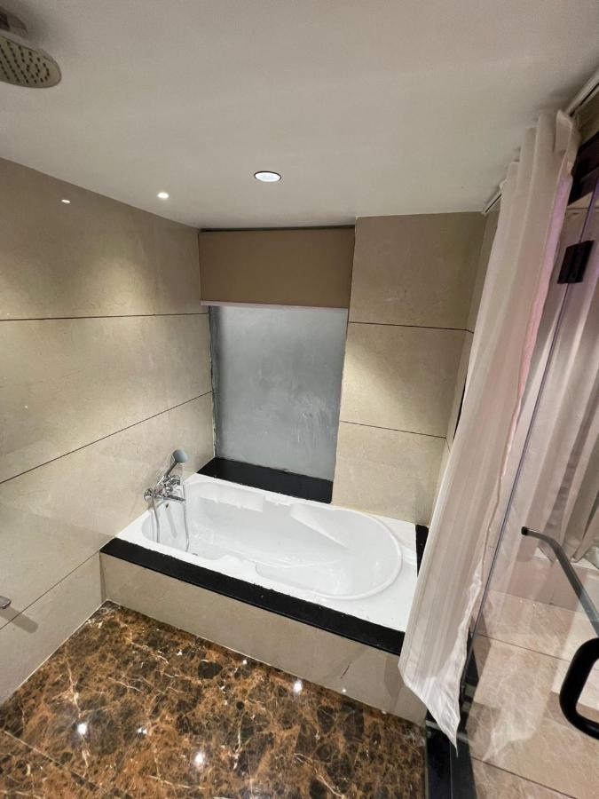 Hotel Cozzy Palace Сурат Экстерьер фото