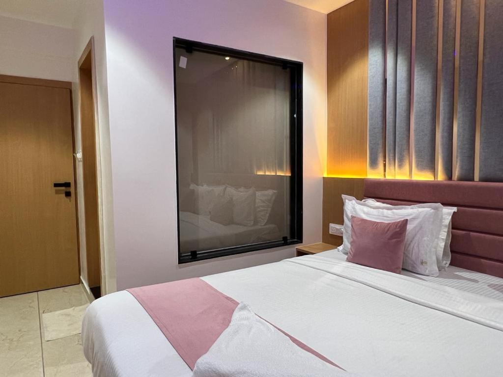 Hotel Cozzy Palace Сурат Экстерьер фото