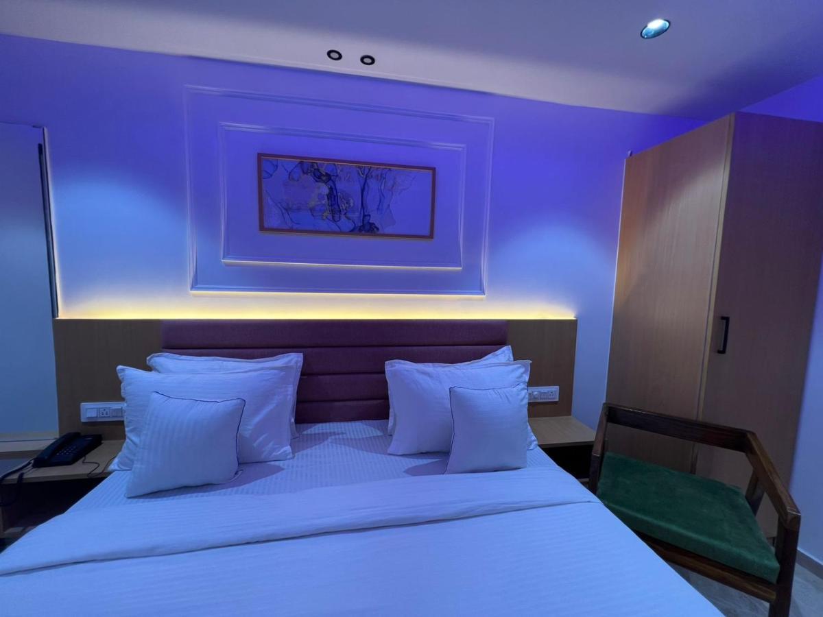 Hotel Cozzy Palace Сурат Экстерьер фото