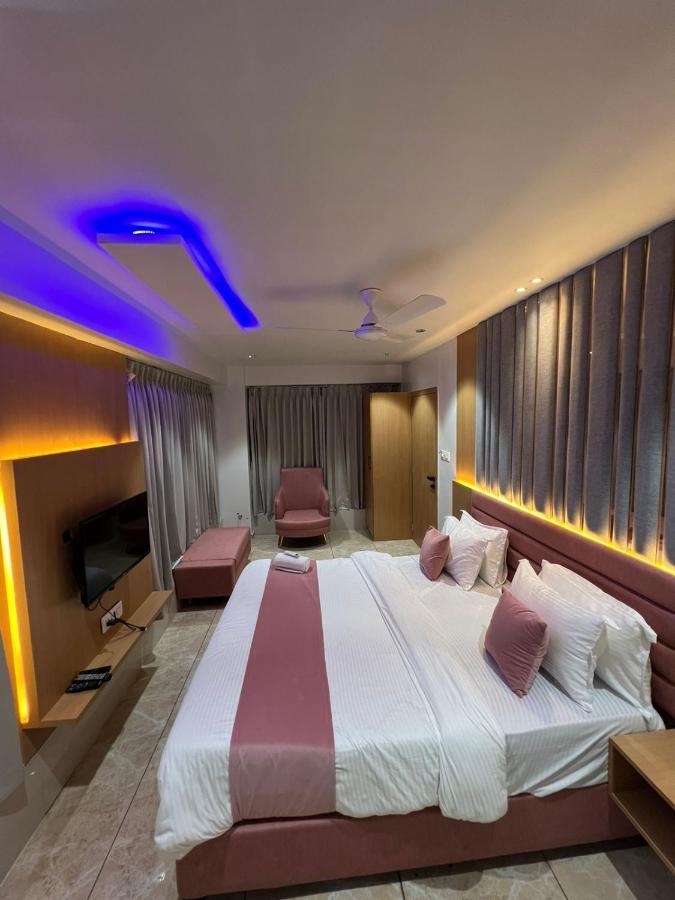 Hotel Cozzy Palace Сурат Экстерьер фото