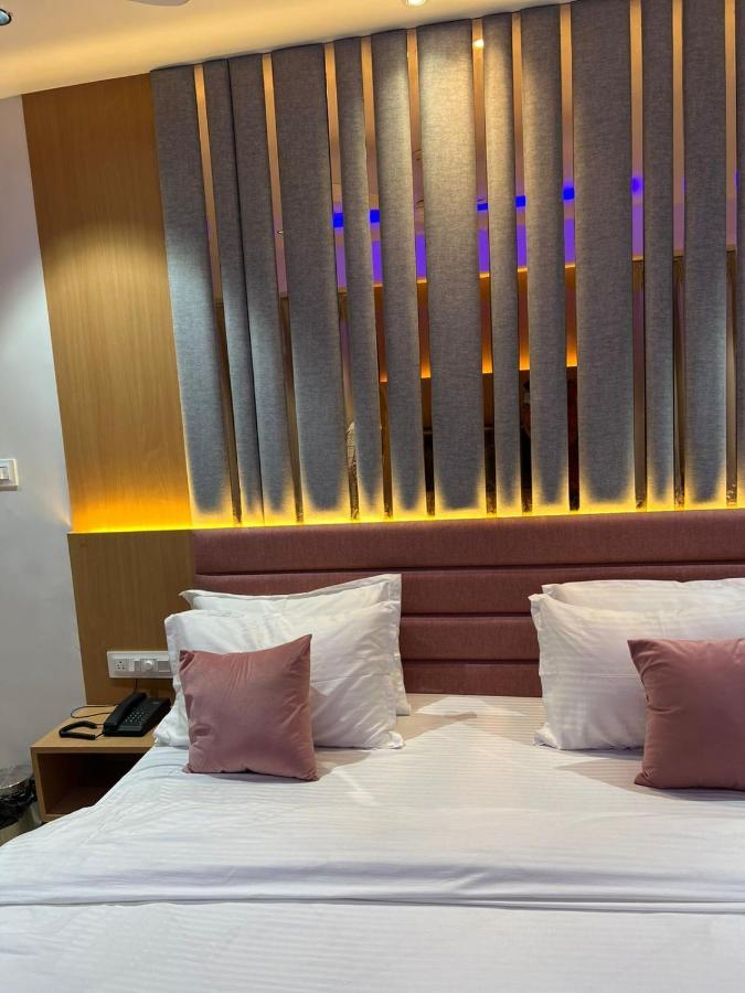Hotel Cozzy Palace Сурат Экстерьер фото